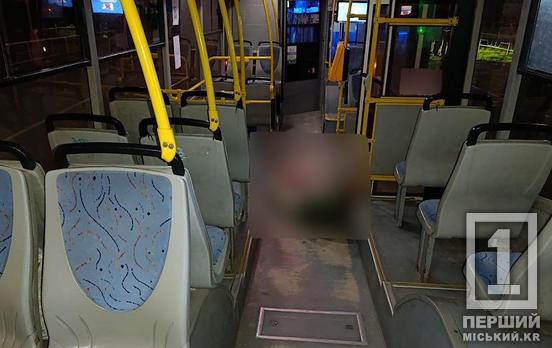 У одному з районів Кривого у автобусі зарізали чоловіка: нападник затриманий