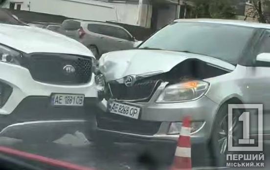 Не поділили дорогу: на вулиці Українській зіткнулися KIA та Skoda