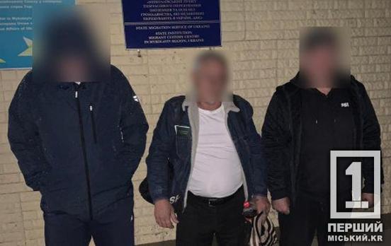 Не має права бути в Україні: поліцейські Дніпропетровщини допомогли у видворенні мігранта, який сидів за умисне вбивство