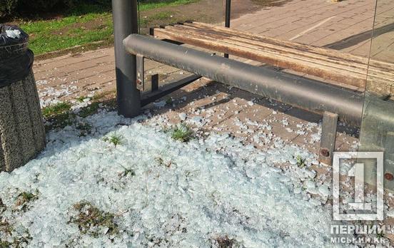 «Сам не гам і другому не дам»: на 7-ому Зарічному невідомі розбили зупинку громадського транспорту