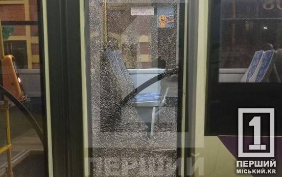 У Кривому Розі у тролейбус з пасажирами «прилетіла» каменюка