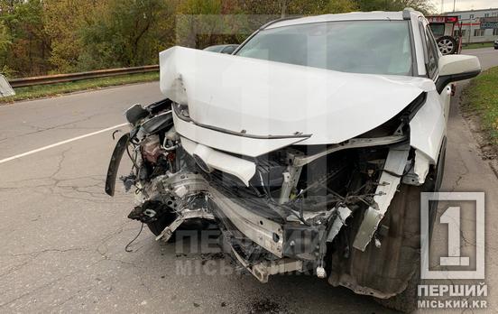 Капот перетворився на «гармошку»: у районі «Сонячної галереї» Toyota влетіла у дерево