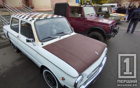 Вайб прошлого, откликающийся сегодня: в Кривом Роге прошел показ ретроавтомобилей