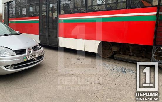 Небезпечна втрата концентрації: на Соборності Renault протаранив трамвай