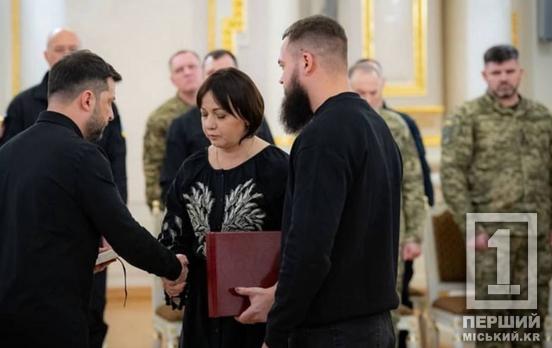 Под двумя вишнями на «Азовстали»: семья криворожца, подполковника Сергея Кандыбы получила награду от Президента Украины