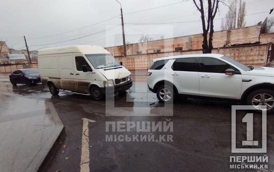 Land Rover почувствовал удар сзади: на Гетманской автобус въехал в внедорожник