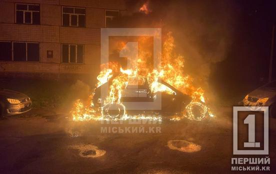 Огненный столб и обугленные остатки: на Восточном и Соцгороде ночью сгорели две машины