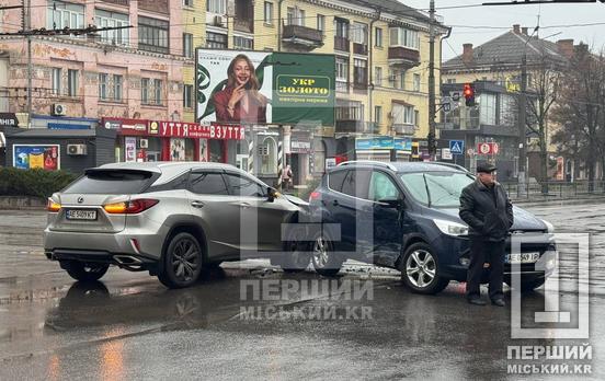 Не стала тормозить перед светофором: в Кривом Роге на проспекте Металлургов Lexus врезался в Ford
