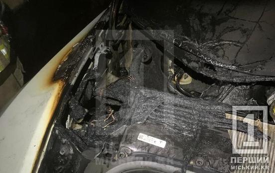 На улице Генерала Радиевского горела Tesla: подозреваемого в поджоге задержали