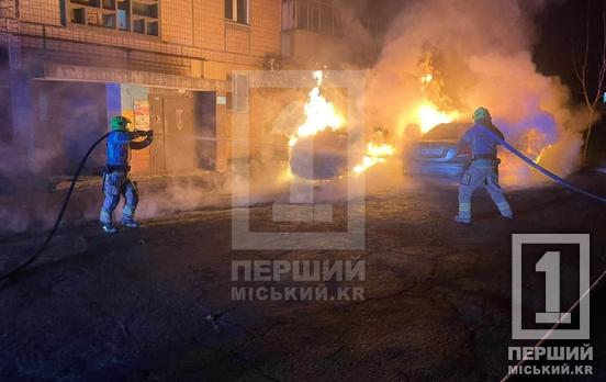 Густой дым заполнил двор: на Восточном ночью сгорели две машины