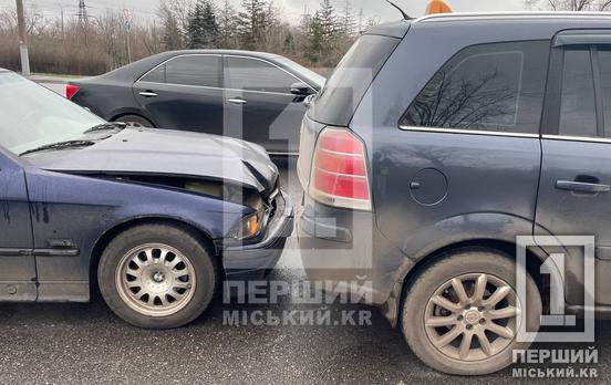 Не розрахована дистанція і неприємний «бах»: на Дніпровському шосе BMW вдарив Opel