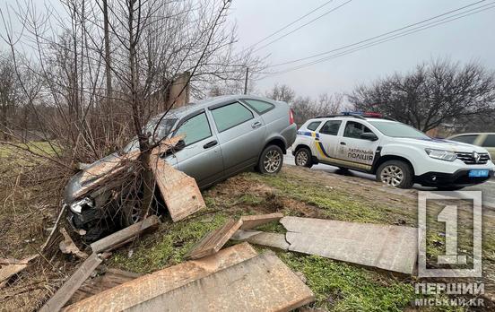 Занесло на скользкой дороге: легковушка взлетела в кювет и протаранила забор между «Евроколесом» и шахтой Северной