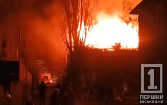 Від оселі залишилися обвуглені стіни: у Кривому Розі надзвичайники вивели з пожежі дитину та дорослого