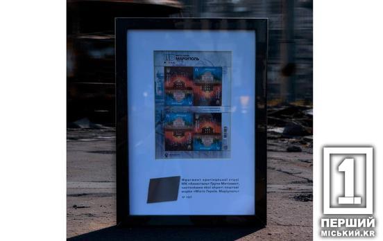 Символ незламності у металі: «Укрпошта» випустила ексклюзивні рамки з маркою та крицею «Азовсталі»