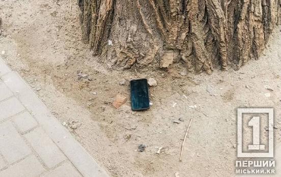 Викинув телефон під дерево: у Кривому Розі патрульні спіймали ймовірних крадіїв