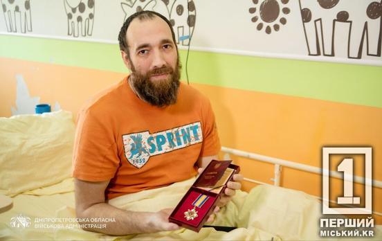 Потрапив під повторний удар, поки боровся з вогнем: на Дніпропетровщині орденом відзначили криворізького енергетика Олега Ткаленка, постраждалого від рашистського обстрілу