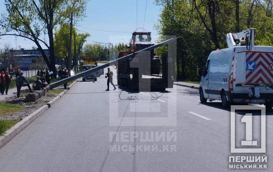 ДТП на Пісочній: вантажівка повалила стовп, рух транспорту ускладнений