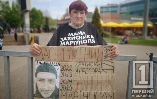 «Стань голосом пленных»: в 95-м квартале более сотни жителей вышли на акцию в День матери