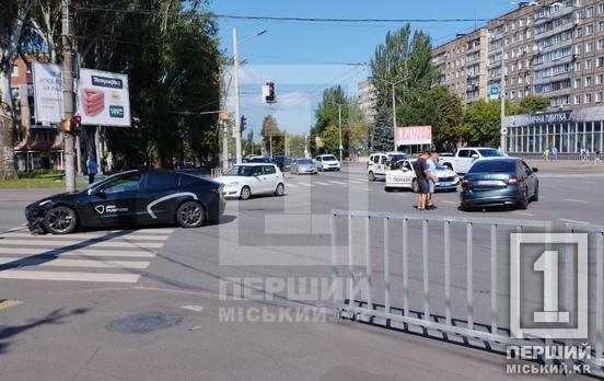 У Кривому Розі на проспекті Миру зіткнулися Skoda та таксі Tesla