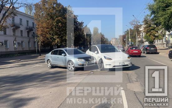 Не розминулися дорогою до автовокзалу: на Університетському зіткнулися два легковики