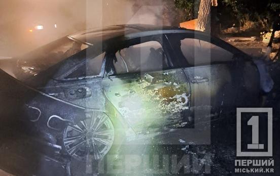 В Інгулецькому районі Кривого Рогу вщент вигоріла припаркована Audi A6