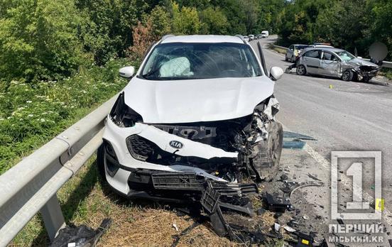 Розбиті лобовухи, вм’ятини та розірвані «передки»: чоловік з Дніпропетровщини потрапив у страшну ДТП на Вінниччині
