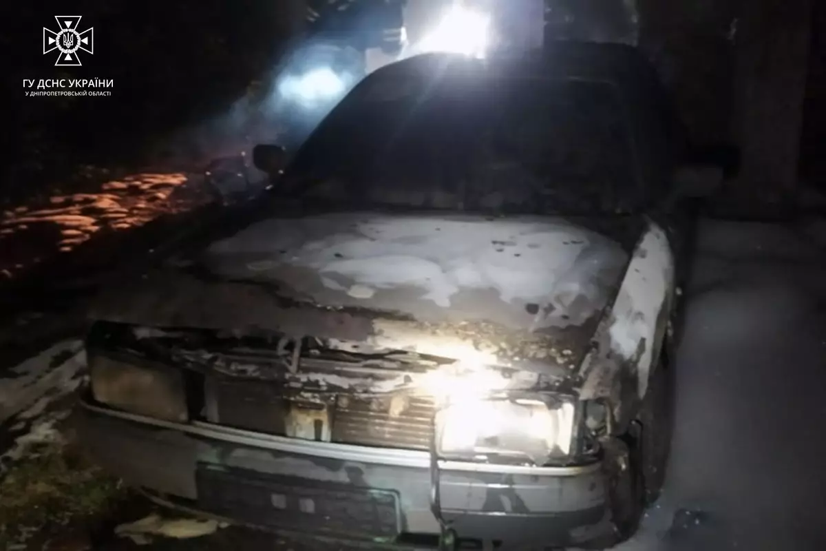 В Кривом Роге дотла выгорел автомобиль и горел гараж