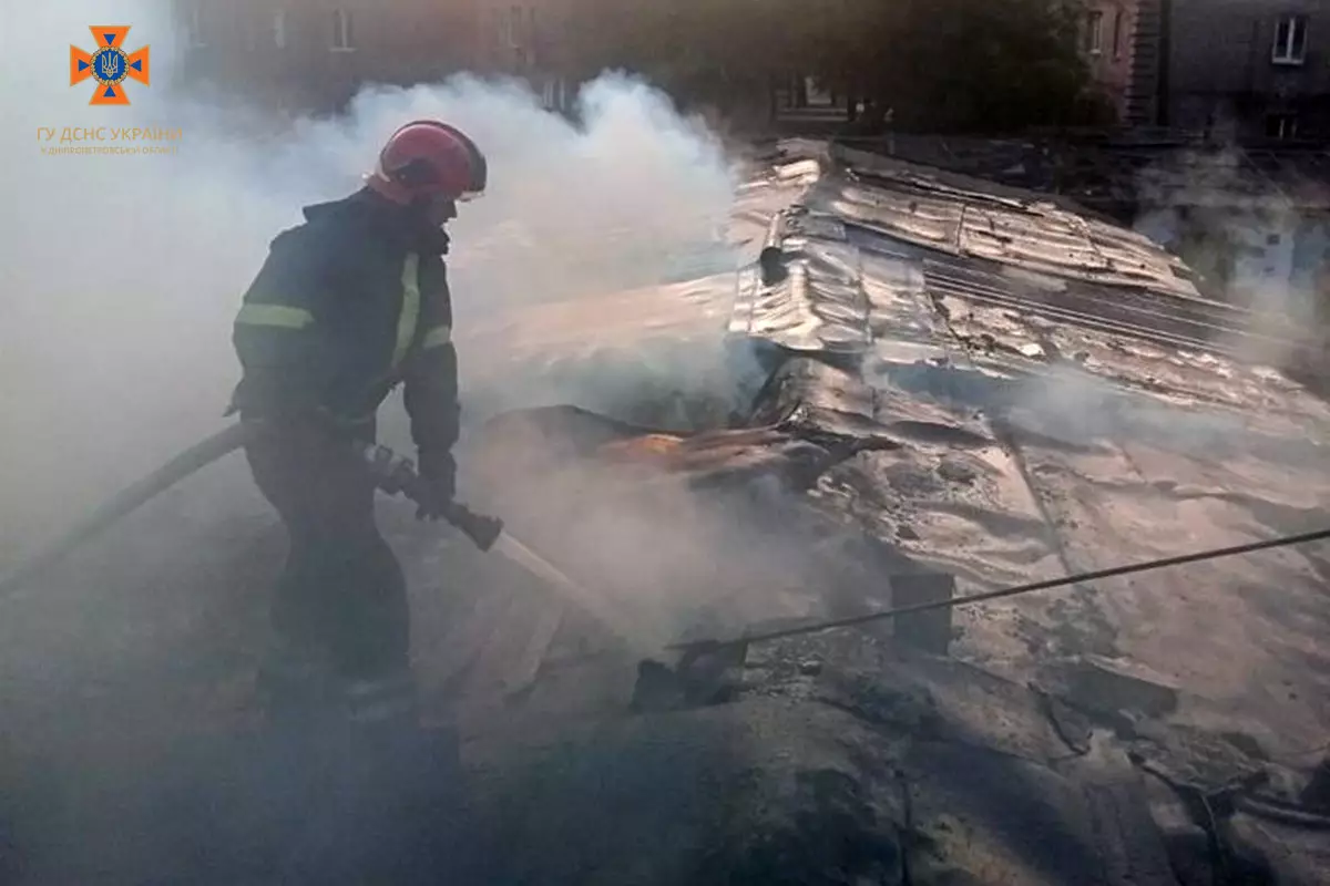 В Кривом Роге пожарные тушили пожар в хозяйственных сооружениях