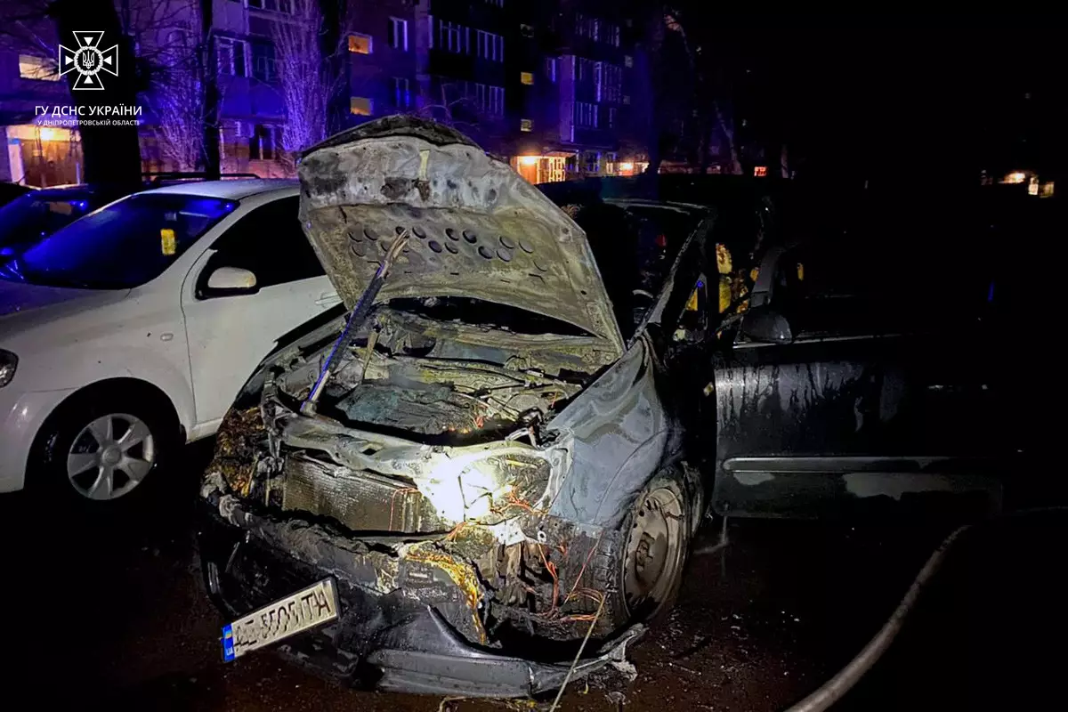 У Довгинцівському районі вночі загорівся Opel: палав салон та моторний відсік