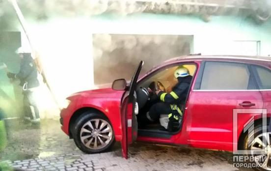 В Кривом Роге горел гараж с элитными иномарками и мотоциклом