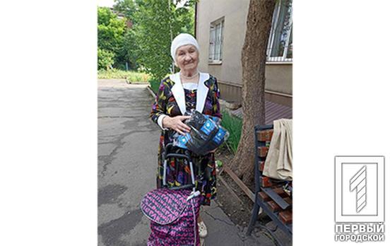 У Кривому Розі бабуся на заощадження з пенсії купує шкарпетки захисникам