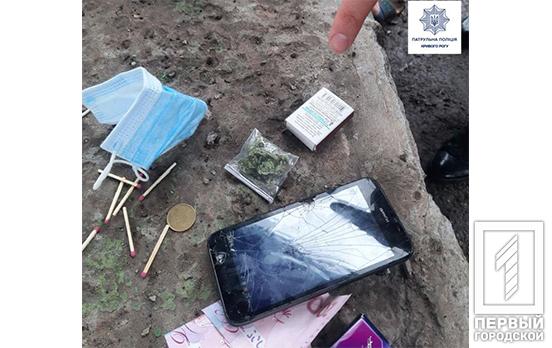 Во время патрулирования в парке Кривого Рога копы на двухколёсных задержали мужчину с наркотиками
