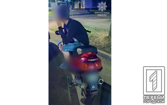 Їздив вночі без фар та з підробленими документами: у Кривому Розі патрульні викрили порушника на скутері