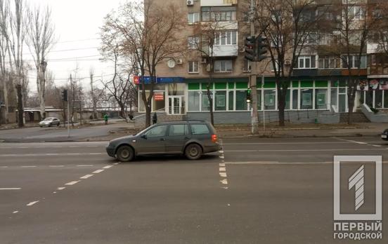 Водитель на Volkswagen «прославился» в Кривом Роге, перегородив дорогу пешеходам