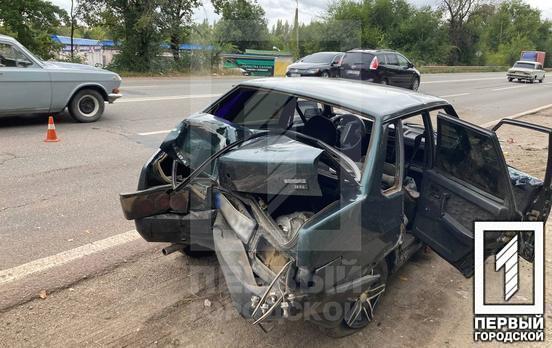 На об’їзній дорозі у Кривому Розі автівка врізалася у стовп та перевернулась