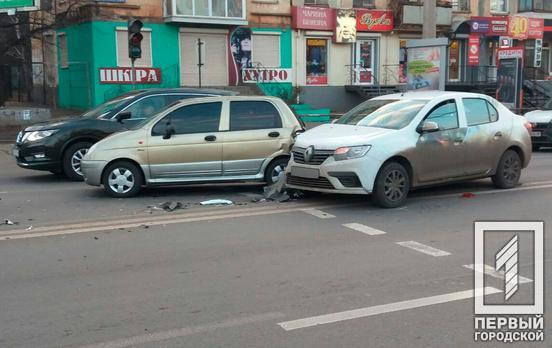 В Кривом Роге на пешеходном переходе столкнулись две легковушки
