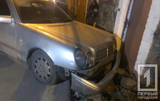 В Кривом Роге водитель въехал в припаркованный автомобиль, тот протаранил забор
