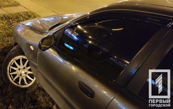 Не вписался в поворот: в Кривом Роге легковушка влетела в кольцо на 95-м квартале