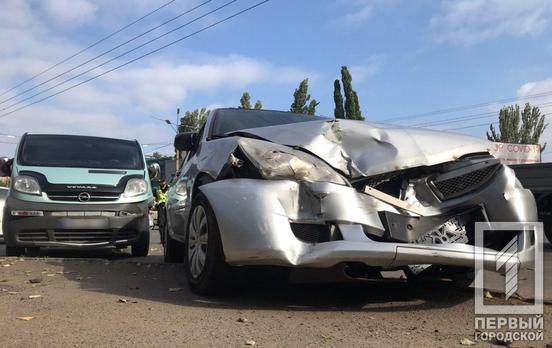 На проспекте Гагарина в Кривом Роге не разминулись Mitsubishi и минивэн Opel