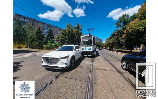 Авария в центре города: в Кривом Роге столкнулись трамвай и легковушка