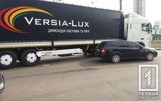 Движение затруднено: в Кривом Роге на кольце 95-го квартала легковушка столкнулась с фурой