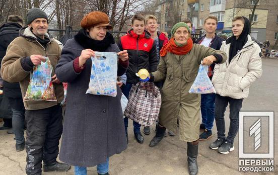 Лицеисты Кривого Рога раздали сладкие наборы малообеспеченным горожанам