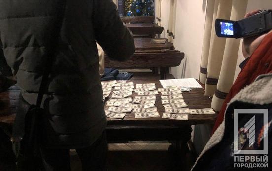 В Кривом Роге во время получения взятки задержали замглавы Широковской ОТГ