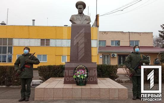 Напередодні Дня Гідності та свободи у Кривому Розі вшанували нацгвардійців, що віддали своє життя у зоні АТО/ООС
