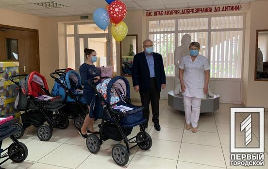 В Кривом Роге женщинам, родившим малышей в День города, подарили коляски