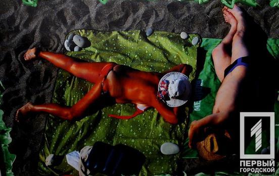 Пляжная сатира: в Кривом Роге открылась персональная выставка Евгения Комы «КуКи»