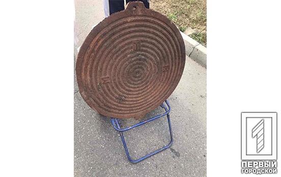 Віз кришку люка на тачці: у Кривому Розі поліцейські охорони затримали крадія