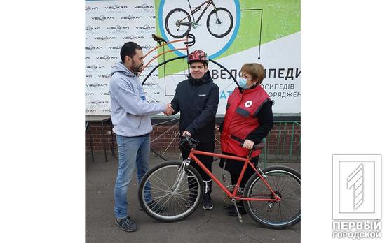 Вожделенный подарок: Красный Крест Кривого Рога совместно с волонтёрами подарили мальчику-сироте велосипед
