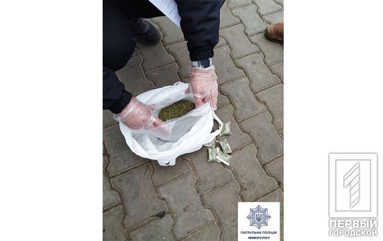 Пять слип-пакетов с марихуаной: в Кривом Роге правоохранители задержали мужчину с наркотиками