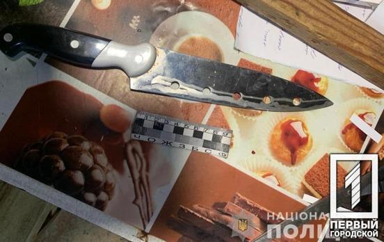 Поліцейські Кривого Рогу затримали чоловіка, який намагався заволодіти грошима з каси магазину та поранив ножем продавчиню